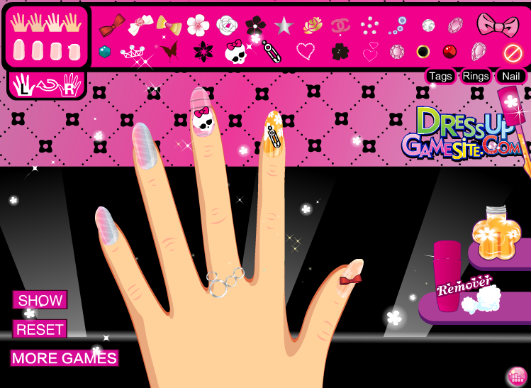 Draculaura's Manicure