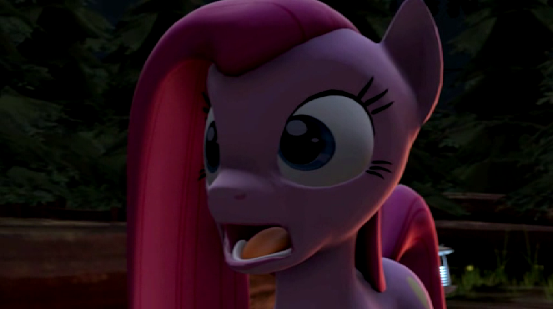 Pinkamena noms Dashie